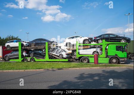 Un trasportatore di auto ha caricato solo le auto che si sono schiantate Foto Stock