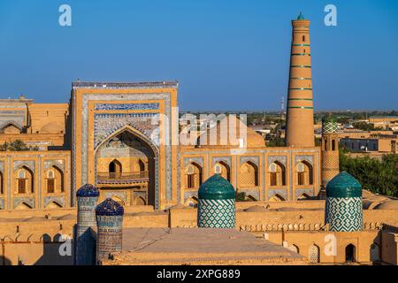 Vista panoramica al tramonto della città vecchia (Itchan Kala), Khiva, Uzbekistan Foto Stock