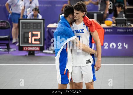 Parigi, Francia. 5 agosto 2024. Timothe Vergiat (fra) e Lucas Dussoulier (fra) reagiscono dopo aver perso la medaglia d'oro maschile 3x3 tra Francia e Paesi Bassi durante i Giochi Olimpici di Parigi 2024 a la Concorde a Parigi il 5 agosto 2024. Foto di Raphael Lafargue/ABACAPRESS. COM credito: Abaca Press/Alamy Live News Foto Stock