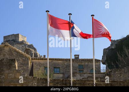 Les Baux-de-Provence, Francia - 4 marzo 2023: Bandiere a Les Baux de Provence in una giornata di sole in primavera, Place Prince Rainier III de Monaco Foto Stock