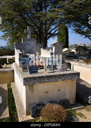 Les Baux-de-Provence, Francia - 4 marzo 2023: Cimitero di Les Baux de Provence in una giornata di sole in primavera Foto Stock