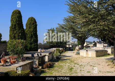 Les Baux-de-Provence, Francia - 4 marzo 2023: Cimitero di Les Baux de Provence in una giornata di sole in primavera Foto Stock