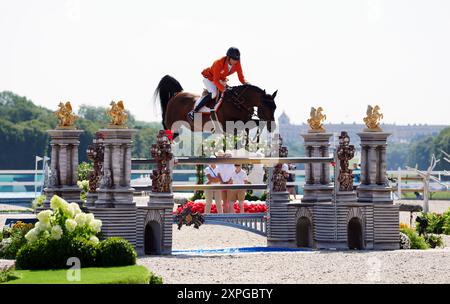 Harrie Smolders dei Paesi Bassi a bordo di Uricas V/D Kattevennen durante la finale individuale di salto all'Château de Versailles, l'undicesimo giorno dei Giochi Olimpici di Parigi del 2024 in Francia. Data foto: Martedì 6 agosto 2024. Foto Stock