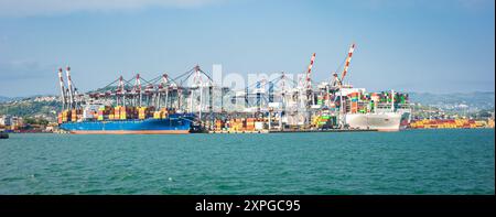 Vista panoramica del terminal dei container nel porto di la Spezia, Italia Foto Stock