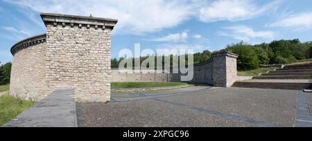 Enormi pareti ad anello costruite in stile romano racchiudono una grande fossa funeraria. Fosse comuni del campo di concentramento di Buchenwald vicino a Weimar, Germania Foto Stock