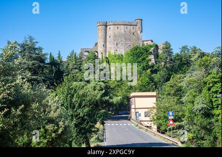 Vista della strada che conduce al castello medievale di Fosdinovo nel nord della Toscana, Italia Foto Stock