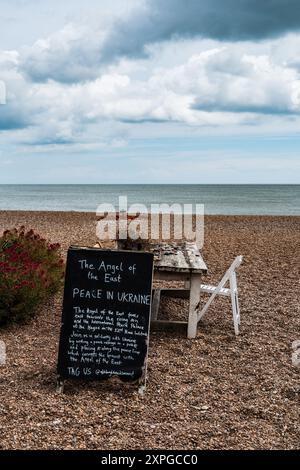 Cartello "angolo dell'est" su Aldeburgh Beach, Suffolk, Inghilterra, Regno Unito. Sostegno per l'Ucraina segno e monumento sulla spiaggia. Foto Stock