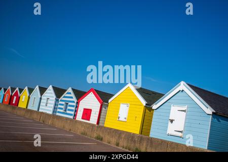 Colorate capanne sulla spiaggia di Southwold Beach, Suffolk, Regno Unito. Vacanze, Mare, vacanza. Tradizionale. Mare inglese. Capanne di legno. Foto Stock