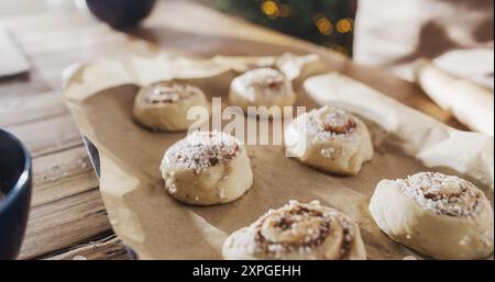 Primi piani di cuccioli di cannella da condividere con la famiglia e gli amici per Natale. Deliziosi panini cotti al burro per gli ospiti delle feste serali Foto Stock