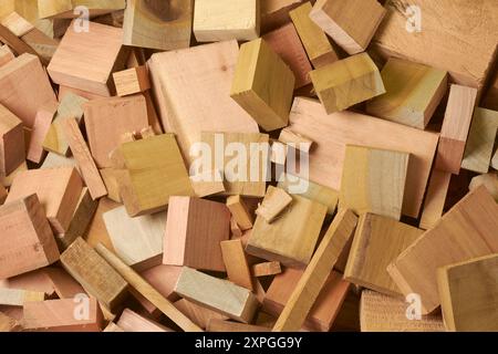 cumulo di frammenti o scarti di legno, molte forme e dimensioni blocchi o pezzi di legno provenienti da vari progetti di lavorazione del legno, sfondo di cumuli full frame Foto Stock