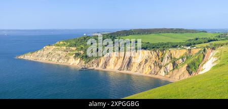 Isola di Wight Regno Unito Alum Bay - Alum Bay scogliere di sabbia multicolore parte del The Needles Landmark Attraction Isola di Wight Inghilterra Regno Unito Europa Foto Stock