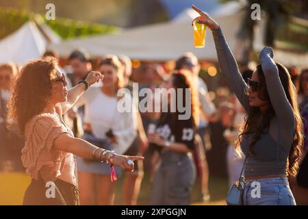 I visitatori possono ballare al campeggio Solar. Il Solar Festival è uno dei più creativi festival di più giorni nei Paesi Bassi. Oltre al variegato programma musicale composto da DJ, rapper e curve, ci sono edifici creativi in mostra, si possono giocare giochi e c'è teatro. Quest'anno, 800 creativi e artisti hanno contribuito a costruire il festival. Poiché si tratta di un festival di più giorni (dal 1° al 4 agosto), c'è anche un campeggio intorno al Maasplassen a Roermond. Si tratta della diciassettesima edizione del festival, che dovrebbe attirare circa 25.000 visitatori. (Foto di Norbert Voske Foto Stock