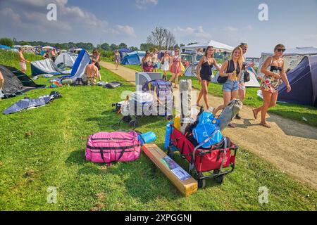 Roermond, Limburgo, Paesi Bassi. 2 agosto 2024. Nuovi ospiti arrivano al campeggio del Solar Festival, che si svolge in più giorni. Il Solar Festival è uno dei più creativi festival di più giorni nei Paesi Bassi. Oltre al variegato programma musicale composto da DJ, rapper e curve, ci sono edifici creativi in mostra, si possono giocare giochi e c'è teatro. Quest'anno, 800 creativi e artisti hanno contribuito a costruire il festival. Poiché si tratta di un festival di più giorni (dal 1° al 4 agosto), c'è anche un campeggio intorno al Maasplassen a Roermond. È la 17a edizione per il festival, che è e Foto Stock