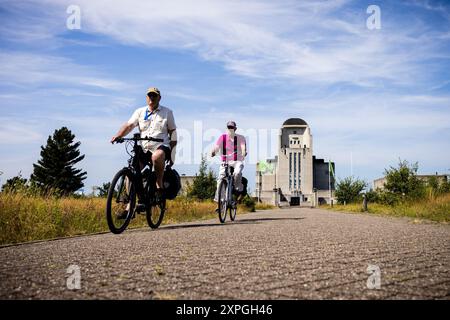 KOOTWIJK - i visitatori pedalano vicino a radio Kootwijk sulla Veluwe. Nei Paesi Bassi il sole splende in modo brillante e garantisce un clima estivo con temperature elevate. ANP ROB ENGELAAR netherlands Out - belgio Out Foto Stock