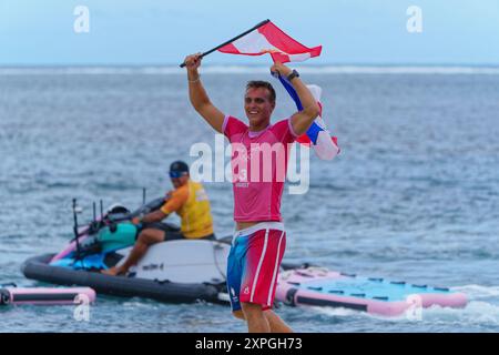 Tahiti, Polinesia francese. 6 agosto 2024. Kauli Vaast di Francia Medaglia d'oro, Surfing, Medaglia d'oro maschile durante i Giochi Olimpici di Parigi 2024 il 6 agosto 2024 al Teahupo'o di Tahiti, Polinesia francese - foto Sylvain Lefevre/Panoramic/DPPI Media Credit: DPPI Media/Alamy Live News Foto Stock