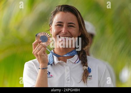 Tahiti, Polinesia francese. 6 agosto 2024. Johanne Defay di Francia medaglia di bronzo, Surfing, donne ai Giochi Olimpici di Parigi 2024 il 6 agosto 2024 al Teahupo'o di Tahiti, Polinesia francese - foto Sylvain Lefevre/Panoramic/DPPI Media Credit: DPPI Media/Alamy Live News Foto Stock