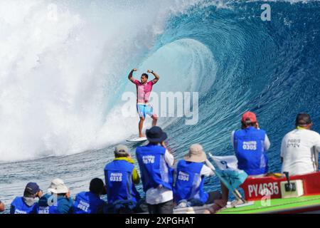 Tahiti, Polinesia francese. 6 agosto 2024. Kauli Vaast di Francia Medaglia d'oro, Surfing, Medaglia d'oro maschile durante i Giochi Olimpici di Parigi 2024 il 6 agosto 2024 al Teahupo'o di Tahiti, Polinesia francese - foto Sylvain Lefevre/Panoramic/DPPI Media Credit: DPPI Media/Alamy Live News Foto Stock