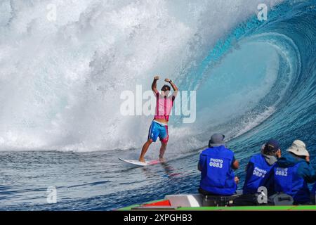Tahiti, Polinesia francese. 6 agosto 2024. Kauli Vaast di Francia Medaglia d'oro, Surfing, Medaglia d'oro maschile durante i Giochi Olimpici di Parigi 2024 il 6 agosto 2024 al Teahupo'o di Tahiti, Polinesia francese - foto Sylvain Lefevre/Panoramic/DPPI Media Credit: DPPI Media/Alamy Live News Foto Stock
