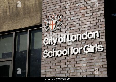 Stemma sopra la City of London School for Girls metal Signage, una scuola diurna indipendente per alunni di 11-18 anni al Barbican. Londra, Inghilterra, Regno Unito Foto Stock