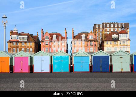 Tradizionali capanne in legno colorate ed edifici d'epoca lungo la passeggiata sul lungomare di Hove, Brighton e Hove, East Sussex, Inghilterra, Regno Unito Foto Stock