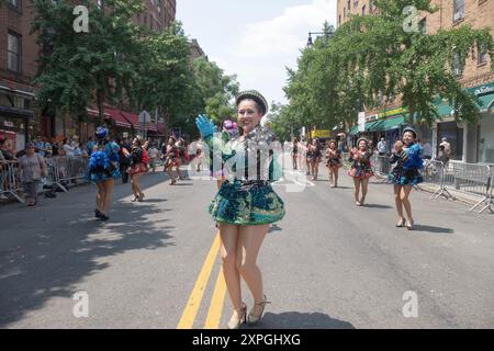 I membri della troupe di danza San Simon Sucre si esibiscono alla Parata Internazionale Peruviana sulla 37th Avenue a Jackson Heights, Queens, New York. Foto Stock