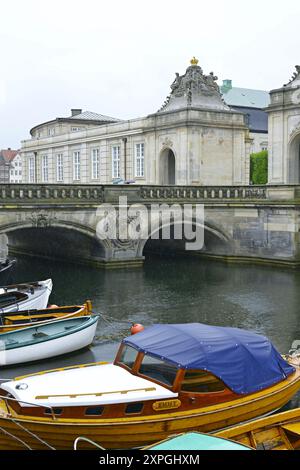 Il ponte di marmo sul canale del Palazzo di Christiansborg a Copenaghen, Danimarca, Scandinavia Foto Stock