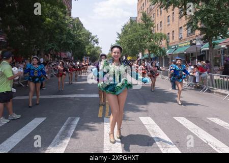 I membri della troupe di danza San Simon Sucre si esibiscono alla Parata Internazionale Peruviana sulla 37th Avenue a Jackson Heights, Queens, New York. Foto Stock