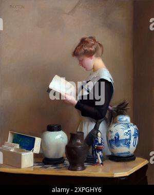 The House Maid (1910) di William McGregor Paxton. Questo dipinto squisito cattura una giovane donna in un sereno momento di contemplazione mentre legge Foto Stock