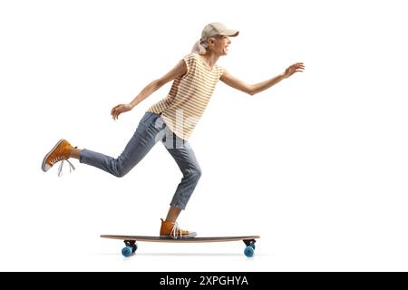 Pattinatrice su una longboard isolata su sfondo bianco Foto Stock