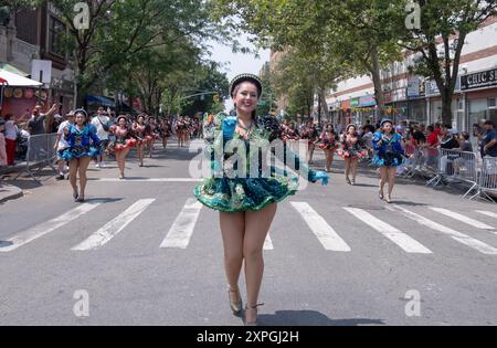 I membri della troupe di danza San Simon Sucre si esibiscono alla Parata Internazionale Peruviana sulla 37th Avenue a Jackson Heights, Queens, New York. Foto Stock