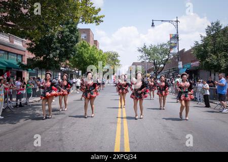 I membri della troupe di danza San Simon Sucre si esibiscono alla Parata Internazionale Peruviana sulla 37th Avenue a Jackson Heights, Queens, New York. Foto Stock