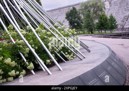 Una vista inusuale della base del Rise, una statua in Kensico Dam Plaza in onore delle persone di Westchester uccise l'11 settembre.tSome nomi sono elencati qui. Foto Stock