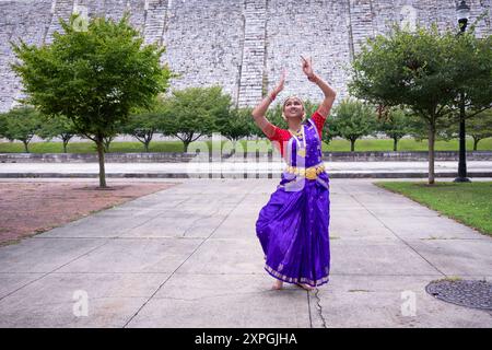 Ballerina della Natya Anubhava Dance Academy a Kensico Dam Plaza prima della sua esibizione all'Heritage of India Festival a Valhalla Westchester. Foto Stock