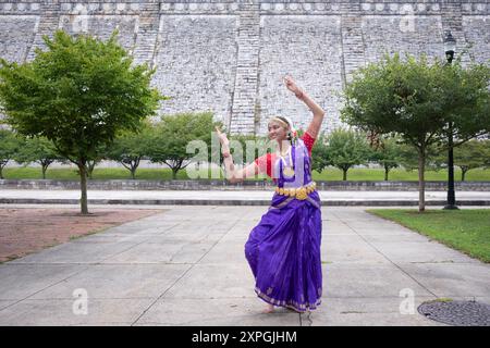 Ballerina della Natya Anubhava Dance Academy a Kensico Dam Plaza prima della sua esibizione all'Heritage of India Festival a Valhalla Westchester. Foto Stock