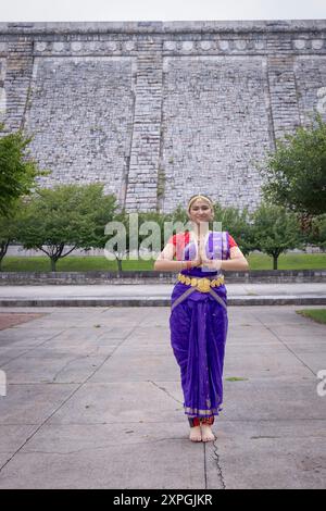 Ballerina della Natya Anubhava Dance Academy a Kensico Dam Plaza prima della sua esibizione all'Heritage of India Festival a Valhalla Westchester Foto Stock