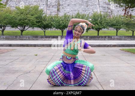 Ballerina della Natya Anubhava Dance Academy a Kensico Dam Plaza prima della sua esibizione all'Heritage of India Festival a Valhalla Westchester. Foto Stock