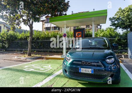 Italia - 21 luglio 2023: Un'auto elettrica Fiat 500 viene caricata in una moderna stazione di ricarica in Italia dalla stazione di ricarica rapida Galdieri Energy **** Ein Fiat 500 Elektroauto è dotata di una moderna stazione Ladestation in Italien von Galdieri Energy Schnelladesäule aufgeladen Foto Stock