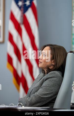 La Vicepresidente Kamala Harris fa una telefonata al presidente israeliano Isaac Herzog nel suo ufficio West Wing, lunedì 8 gennaio 2024, alla Casa Bianca. (Foto ufficiale della Casa Bianca di Lawrence Jackson) Foto Stock