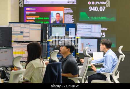 Seoul, Corea del Sud. 6 agosto 2024. I commercianti di valuta osservano i monitor presso la sala di negoziazione dei cambi della sede centrale della KEB Hana Bank a Seoul. Le azioni sudcoreane sono aumentate di oltre il 3% il 6 agosto, riprendendo dalla peggiore vendita del giorno precedente, scatenata dai timori per una recessione statunitense e dalle prestazioni lente delle grandi aziende tecnologiche. La valuta locale è leggermente caduta contro il greenback degli Stati Uniti. Il benchmark Korea Composite Stock Price Index (KOSPI) ha guadagnato 80,6 punti, ovvero il 3,3%, per chiudersi a 2.522,15. Credito: SOPA Images Limited/Alamy Live News Foto Stock