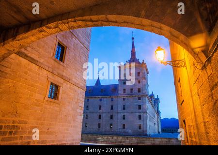 Il monastero reale, Vista notte. San Lorenzo del El Escorial, provincia di Madrid, Spagna. Foto Stock