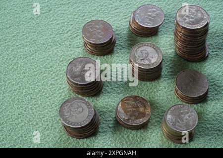 Terengganu, malesia - 23 agosto 2024: Primo piano delle monete malesi sparse su sfondo verde Foto Stock