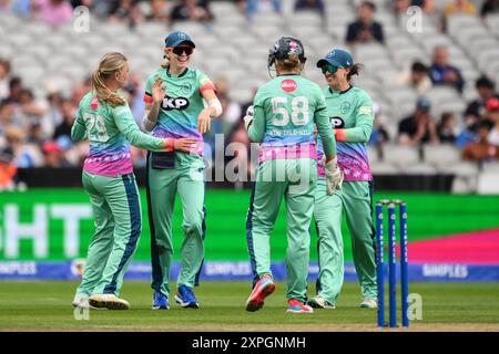 Sophia Smale di Oval Invincibles celebra la cattura di Beth Mooney di Manchester Orignals fuori dal bowling di Ryana Macdonald-Gay di Oval Invincibles durante la Hundred Match Manchester Originals Women vs Oval Invincibles Women at Old Trafford, Manchester, Regno Unito, 6 agosto 2024 (foto di Craig Thomas/News Images) a Manchester, Regno Unito il 6/8/2024. (Foto di Craig Thomas/News Images/Sipa USA) Foto Stock