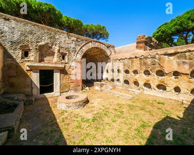 Nicchie funerarie di un edificio sepolcrale nella Necropoli di Portus nell'Isola Sacra. La necropoli si sviluppò ai lati della via Flavia tra la fine del i e il IV secolo d.C. - Fiumicino, Roma, Italia Foto Stock