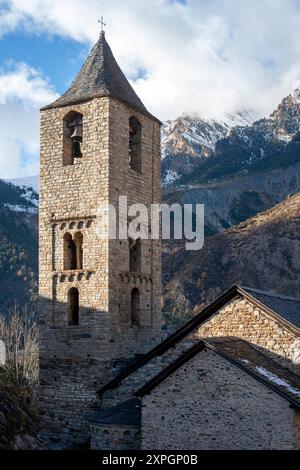 Boi, Sant Joan, Blick von Südosten vor Bergkulisse Foto Stock