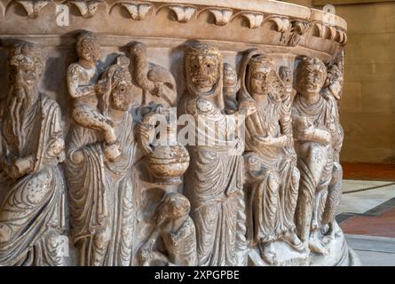 Lucca, San Frediano, nördliches Seitenschiff, Taufbecken, Unteres Becken mit Szenen aus der Mosesgeschichte: Foto Stock