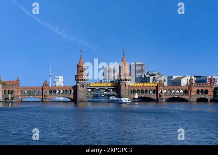 S-Bahn gialla che attraversa il ponte Oberbaum a doppio ponte sul fiume Sprea, Berlino, Germania Foto Stock