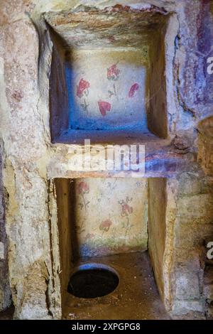 Nicchie funerarie decorate di un edificio sepolcrale nella Necropoli di Portus nell'Isola Sacra. La necropoli si sviluppò ai lati della via Flavia tra la fine del i e il IV secolo d.C. - Fiumicino, Roma, Italia Foto Stock