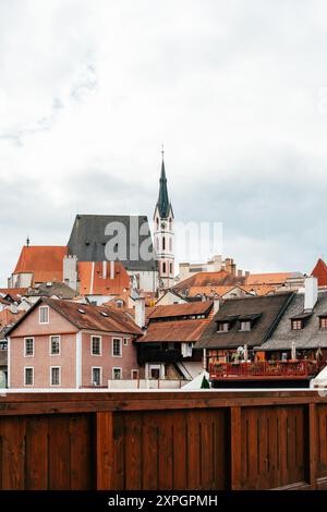 Una vista pittoresca di una città storica mette in mostra una varietà di edifici colorati, con un prominente campanile della chiesa che si innalza contro un cielo parzialmente nuvoloso. T Foto Stock