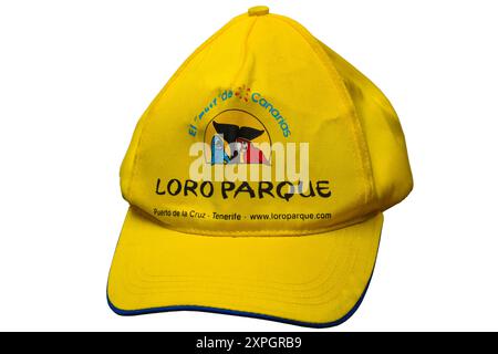 El Must de Canarias loro Parque Puerto de la Cruz cappellino giallo da baseball Tenerife isolato su sfondo bianco Foto Stock