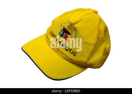El Must de Canarias loro Parque Puerto de la Cruz cappellino giallo da baseball Tenerife isolato su sfondo bianco Foto Stock